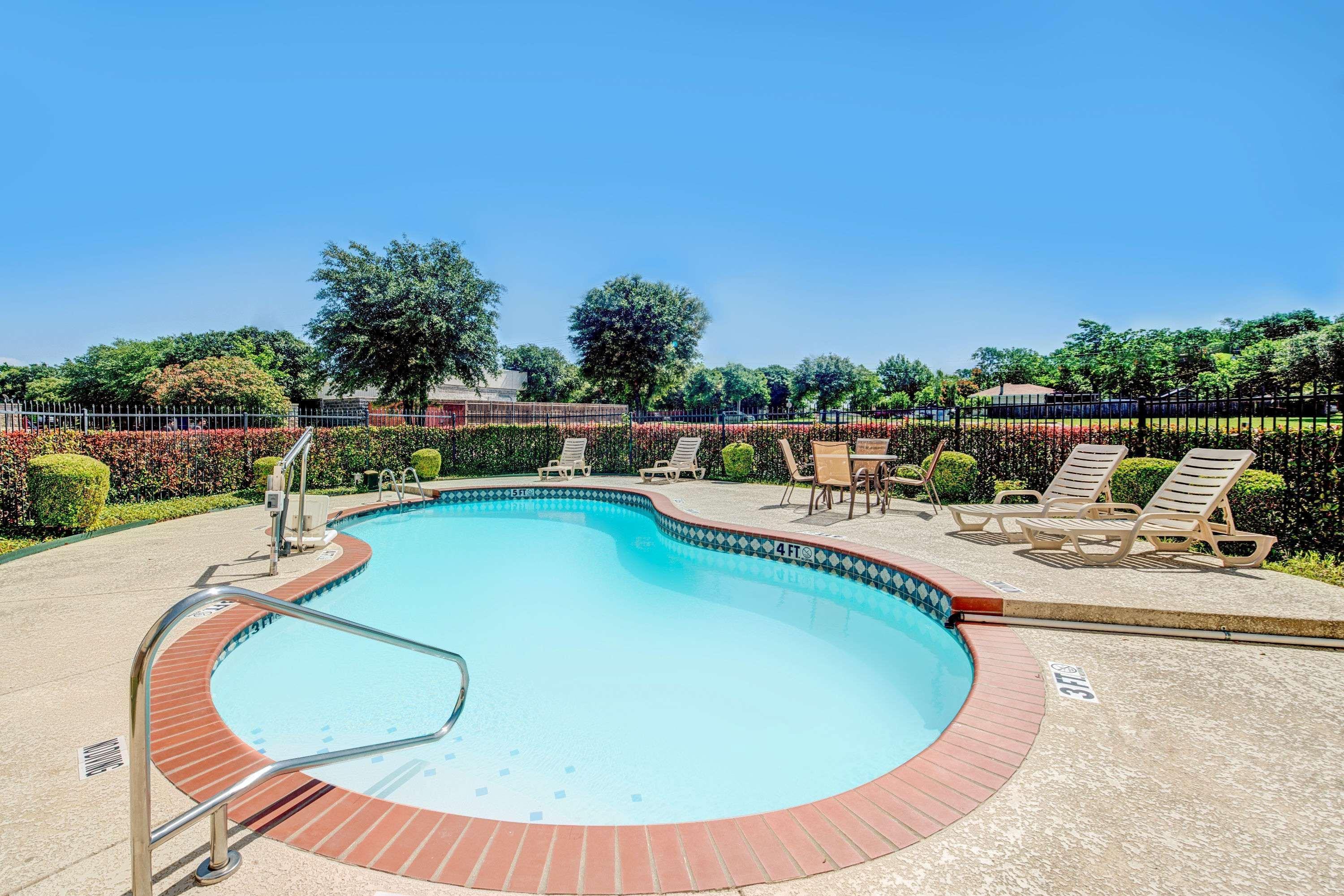 Super 8 By Wyndham Mckinney/Plano Area Buitenkant foto