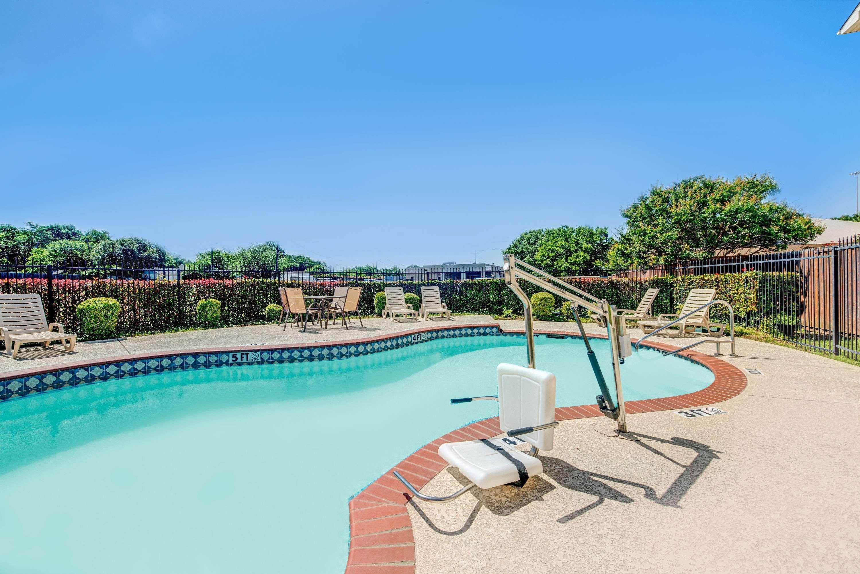 Super 8 By Wyndham Mckinney/Plano Area Buitenkant foto