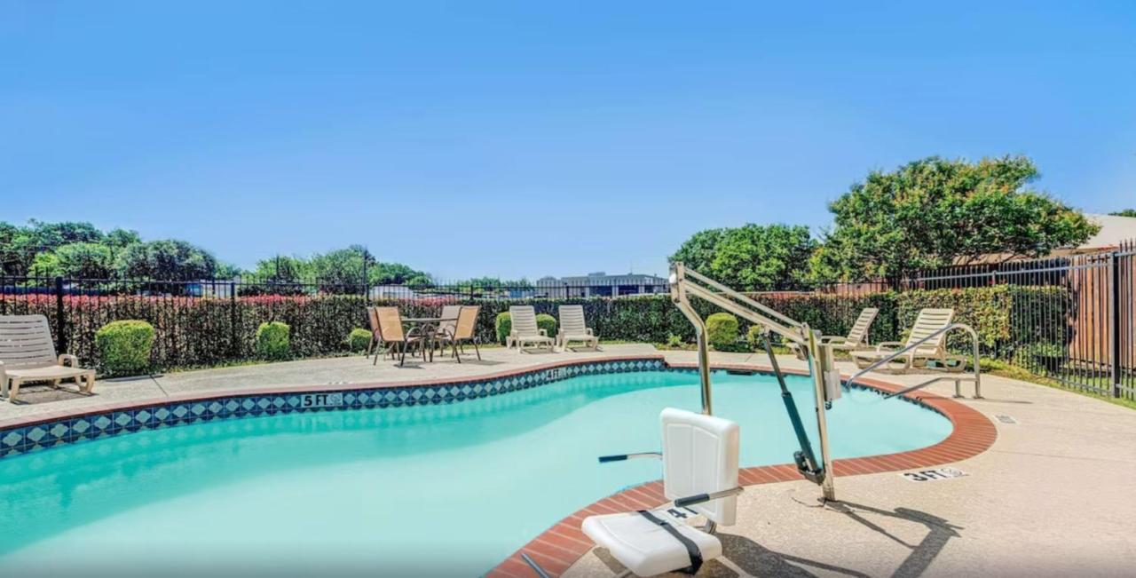 Super 8 By Wyndham Mckinney/Plano Area Buitenkant foto